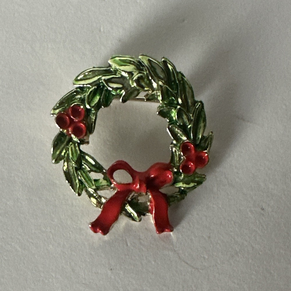 Christmas Wreath w/ Red Bow & Holly Berries Brooch‎ Pin Vintage